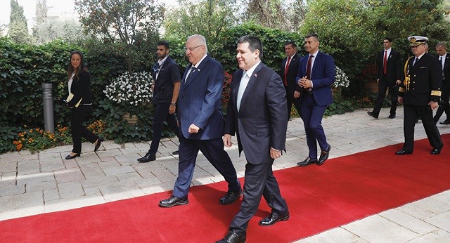 Tổng thống Paraguay Horacio Cartes đi bên cạnh Tổng thống Israel Reuven Rivlin khi ông đến dự cuộc họp tại dinh tổng thống Israel tại Jerusalem ngày 21/5