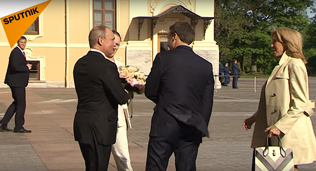 Ông Putin gặp gỡ Tổng thống Pháp và phu nhân