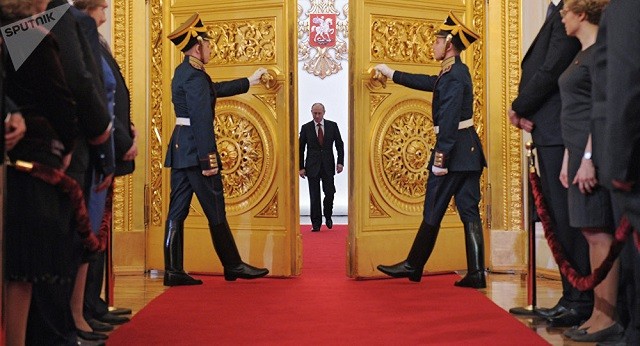 Tổng thống Nga Putin (đang bước vào)