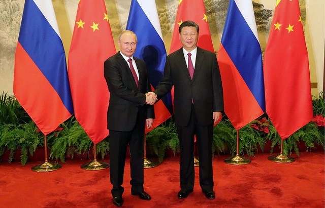 Tổng thống Nga Vladimir Putin (trái) và Chủ tịch Trung Quốc Tập Cận Bình