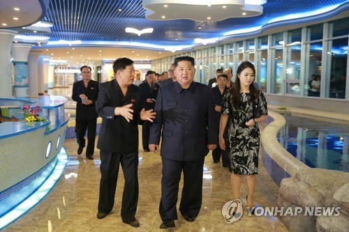Hình ảnh trên báo Rodong Sinmun cho thấy ông Kim Jong-un và phu nhân tới thăm một nhà hàng mới ở Bình Nhưỡng