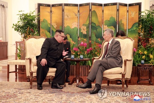 Ông Kim Jong-un gặp gỡ Thủ tướng Singapore Lý Hiển Long (ảnh do Bộ Thông tin và truyền thông Sinapore cung cấp)