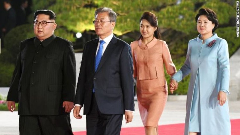 Tổng thống Hàn Quốc Moon Jae-in (phải phía trước) và Lãnh đạo Triều Tiên Kim Jong un cùng hai phu nhân
