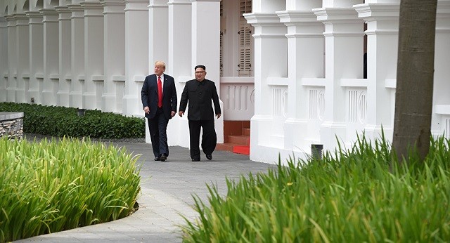Tổng thống Donald Trump (trái) và Lãnh đạo Kim Jong-un
