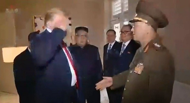 Hình ảnh cắt từ video cho thấy Tổng thống Trump chào kiểu nhà binh với quan chức quân đội Triều Tiên