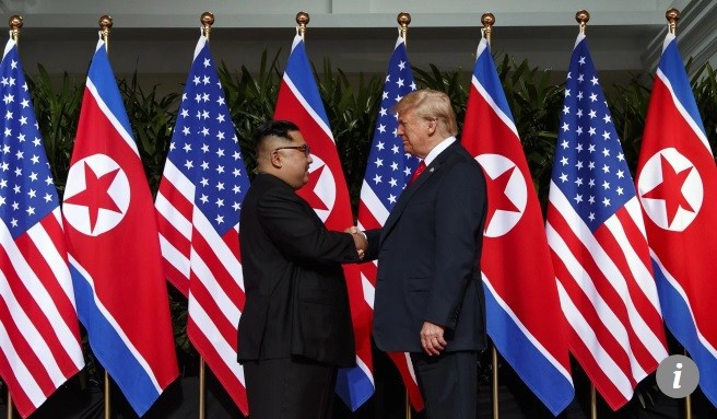Cuộc gặp lịch sử giữa Tổng thống Trump (phải) và Lãnh đạo Kim Jong-un tại Singapore