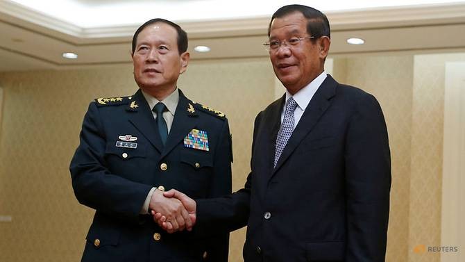 Bộ trưởng Quốc phòng Trung Quốc Wei Fenghe (trái) và Thủ tướng Campuchia Hun Sen