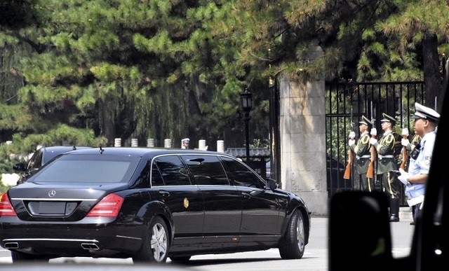 Chiếc xe Limousin được cho là đã đưa Lãnh đạo Triều Tiên tới Nhà khách quốc gia Điếu Ngư Đài ở Bắc Kinh, Trung Quốc vào sáng nay
