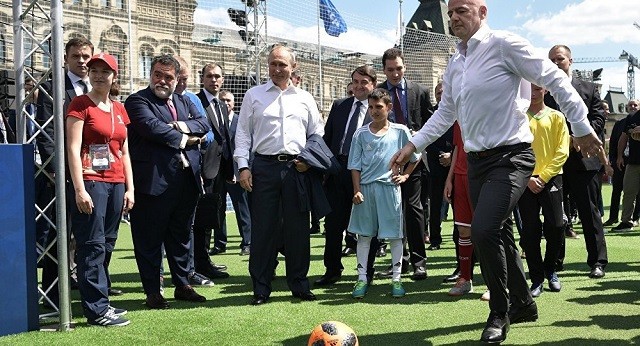 Tổng thống Nga Putin đã ra sân cỏ cùng với Chủ tịch FIFA Gianni Infantino