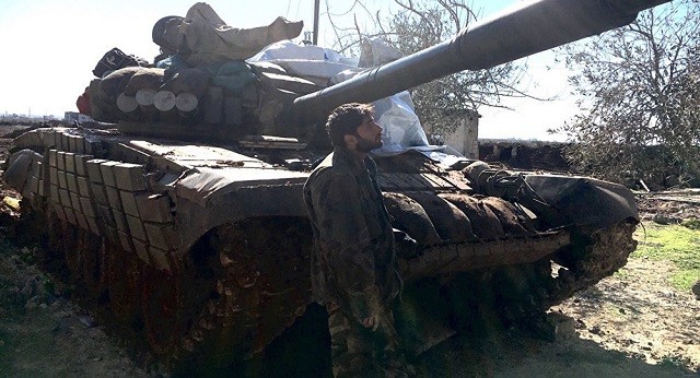 Binh lính và xe tăng của quân đội Syria ở Dara"a