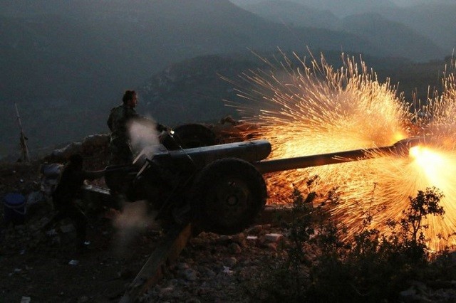 Quân đội Syria nã đạn vào phiến quân dọc biên giới Thổ Nhĩ Kỳ