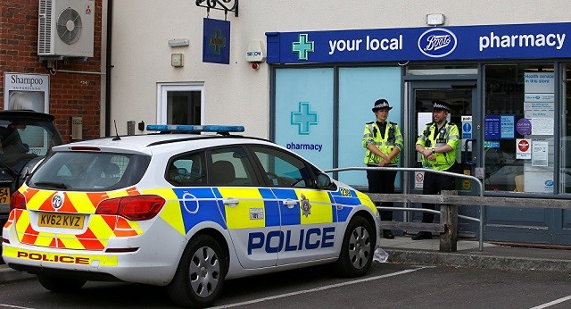 Cảnh sát Anh đứng ngoài một hiệu thuốc bị niêm phong sau khi 2 người tiếp xúc với chất độc thần kinh ở Amesbury nhập viện