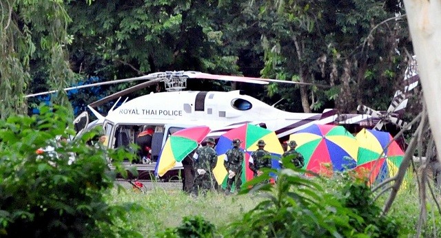 Trực thăng đưa các cậu bé bị mắc kẹt trong hang tới bệnh viên Chiang Rai
