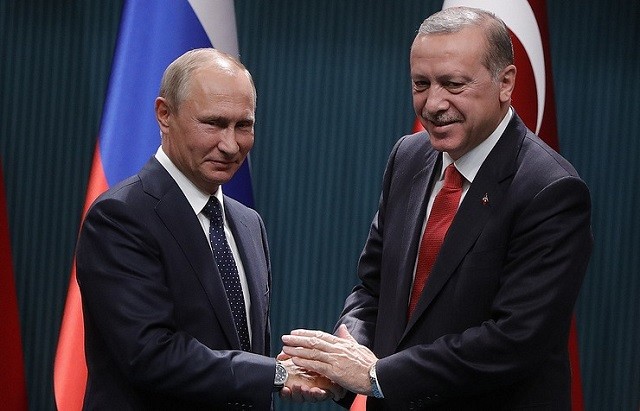 Tổng thống Nga Putin (trái) và Tổng thống Thổ Nhĩ Kỳ Erdogan
