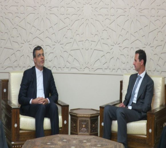 Tổng thống Syria Bashar Al-Assad (phải) và trợ lý cao cấp của Bộ trưởng Ngoại giao Iran Hussein Jaberi Ansari