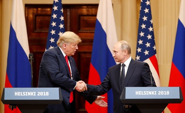 Tổng thống Trump và Tổng thống Putin bắt tay tại cuộc họp báo