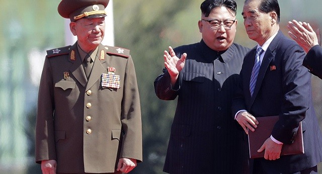 Lãnh đạo Kim Jong-un (giữa) và các quan chức Triều Tiên