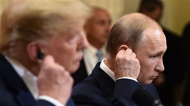 Tổng thống Mỹ Donald Trump (trái) và Tổng thống Nga Putin