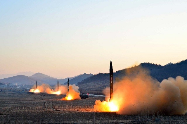 Hình ảnh về vụ phóng tên lửa đạn đạo của Triều Tiên trong một cuộc tập trận do báo KCNA công bố