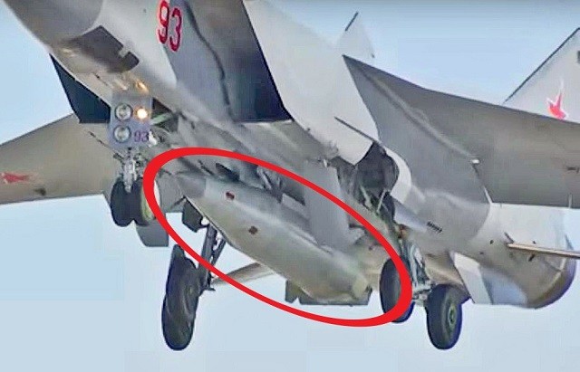 Máy bay mang tên lửa siêu thanh Kinzhal của Nga
