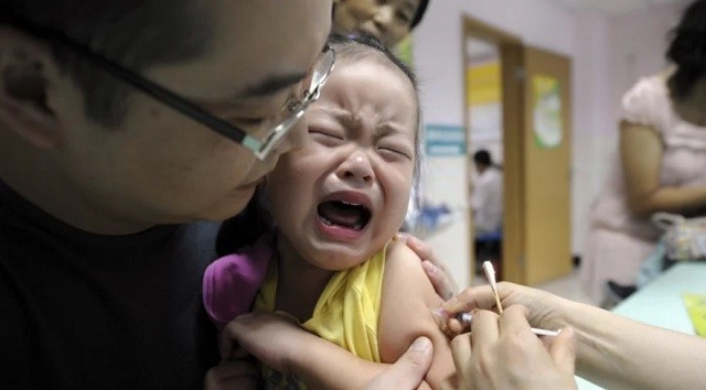 Trẻ em Trung Quốc tiêm vắc xin