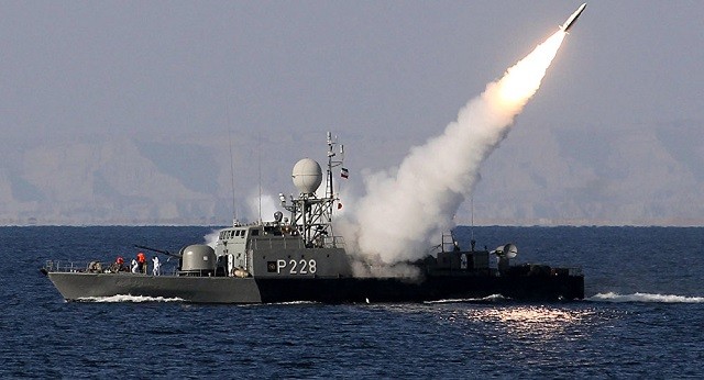 Hải quân Iran bắn tên lửa Mehrab trong một cuộc tập trận tại eo biển Hormuz