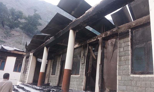 Trường học ở Pakistan bị đốt cháy