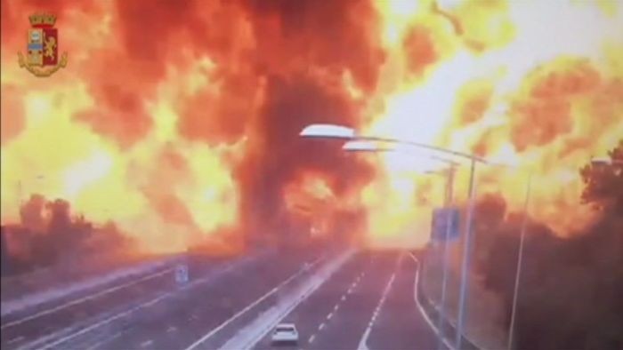 Vụ nổ kinh hoàng sau vụ va chạm trên đường cao tốc Italia