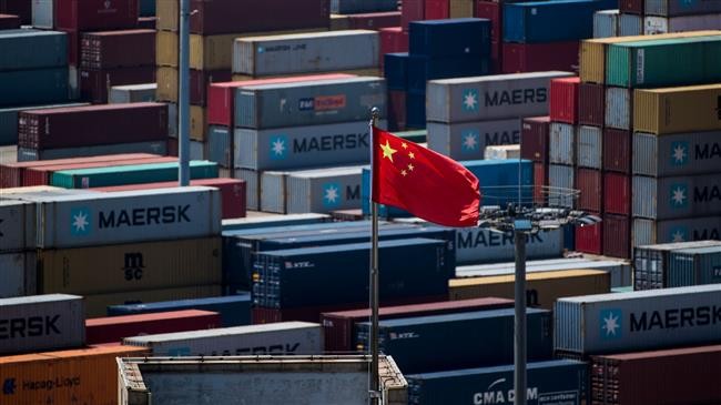 Cờ Trung Quốc giữa những container hàng hóa ở cảng Yangshan, Thượng Hải