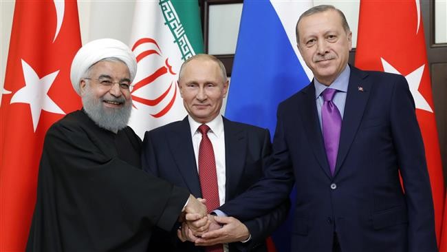 Tổng thống Nga Vladimir Putin (giữa), Tổng thống Thổ Nhĩ Kỳ Recep Tayyip Erdogan (phải) và Tổng thống Iran Hassan Rouhani trong một cuộc họp 3 bên về Syria tại Sochi, Nga ngày 22/12/2017 
