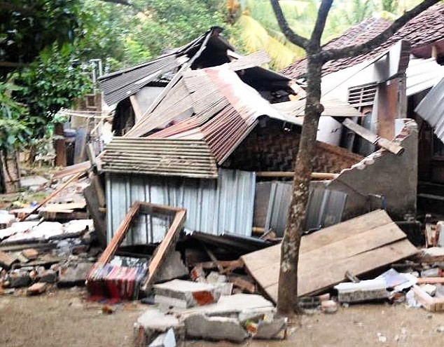 Cảnh nhà sập trong động đất ở Indonesia