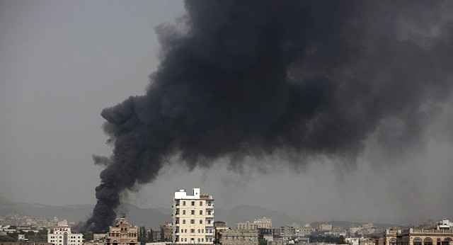 Khói bốc lên sau một cuộc tấn công của liên quân do A rập xê út đứng đầu nhằm vào Yemen