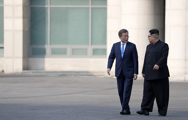 Tổng thống Hàn Quốc Moon Jae-in và lãnh đạo Triều Tiên Kim Jong-un (phải)