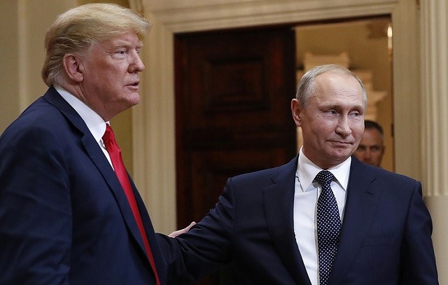 Tổng thống Nga Vladimir Putin (phải) và Tổng thống Mỹ Donald Trump 