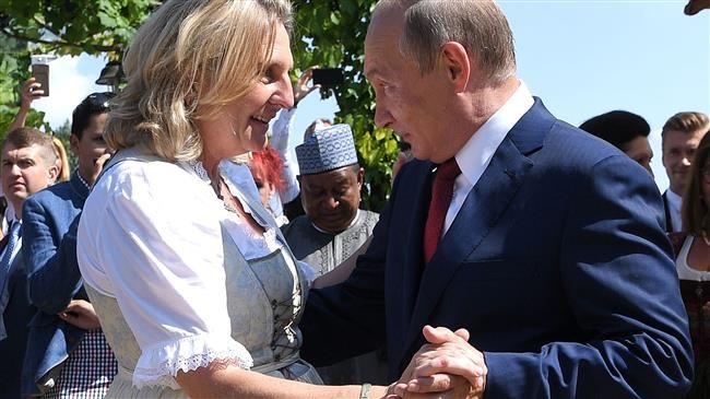 Ông Putin khiêu vũ với nữ Bộ trưởng Áo 