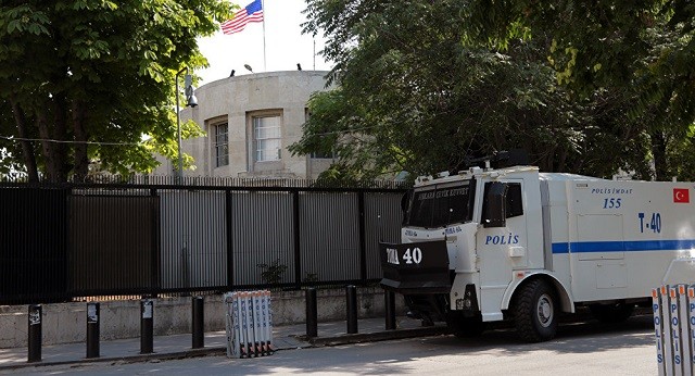 Xe cảnh sát đỗ tại Đại sứ quán Mỹ ở Thổ Nhĩ Kỳ