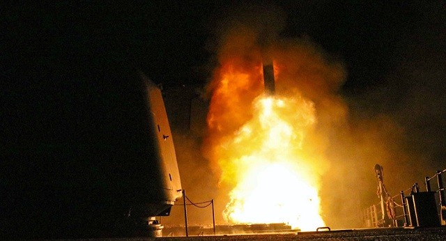 Tên lửa Tomahawk được bắn đi từ tàu chiến trong cuộc tấn công Syria ngày 14/4