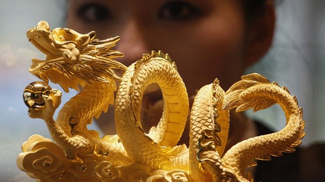 Đồ chế tác bằng vàng ở Trung Quốc. Ảnh Reuters