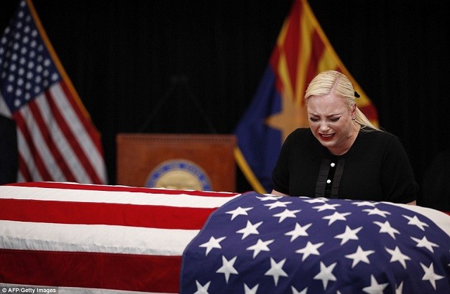 Cảm động con gái thượng nghị sĩ John McCain nghẹn ngào bên linh cữu cha