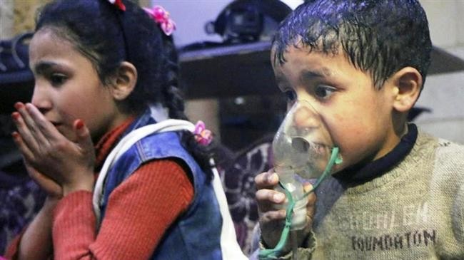 Trẻ em Syria đeo mặt nạ oxy sau khi một cuộc tấn công bằng vũ khí hóa học được xem là xảy ra tại Douma 