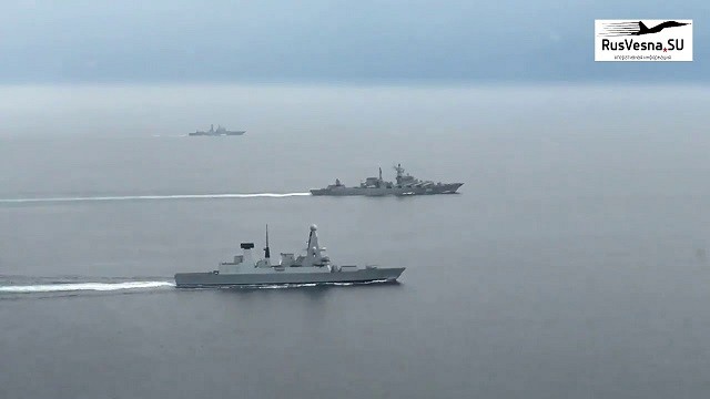 Tàu chiến Anh rượt đuổi tàu Nga trên Địa Trung Hải