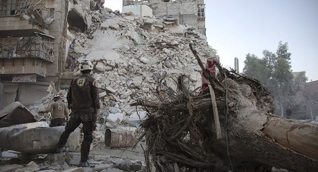 Thành viên tổ chức Mũ trắng tại một đống đổ nát ở Syria