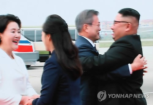Lãnh đạo Kim Jong un và phu nhân đón Tổng thống Hàn Quốc Moon Jae-in và phu nhân tại sân bay