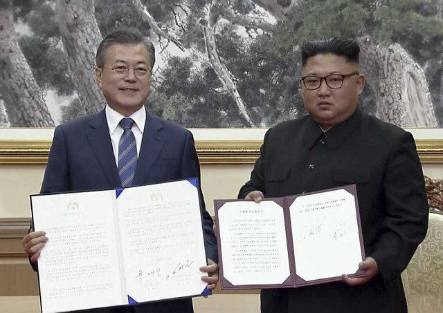 Tổng thống Hàn Quốc Moon Jae-in và lãnh đạo Triều Tiên Kim Jong un vừa ký một tuyên bố chung 