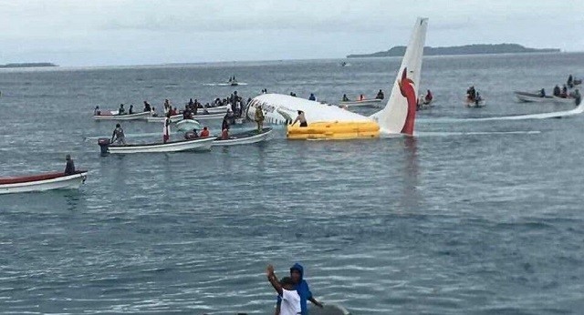 Hú vía máy bay chở 47 người “lỡ hạ cánh” trên mặt biển