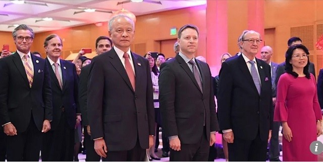 Đại sứ Trung Quốc tại Mỹ Cui Tiankai (bên trái phía trước) và ông Matt Pottinger 