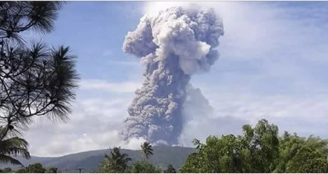Ngọn núi lửa Soputan ở phía nam đảo Sulawesi
