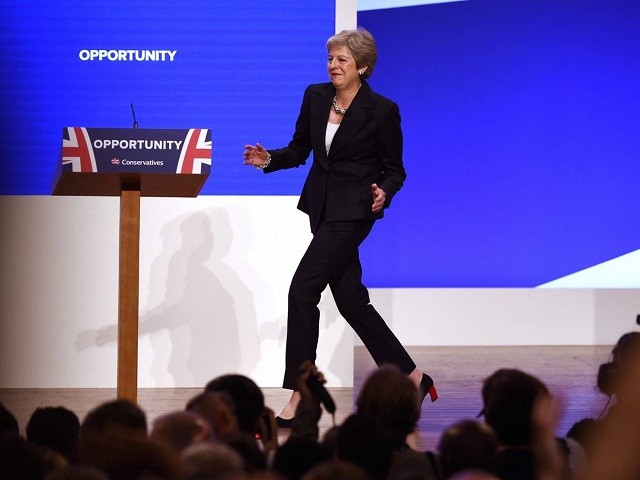 Thủ tướng Anh gây ấn tượng khi nhún nhảy trước công chúng