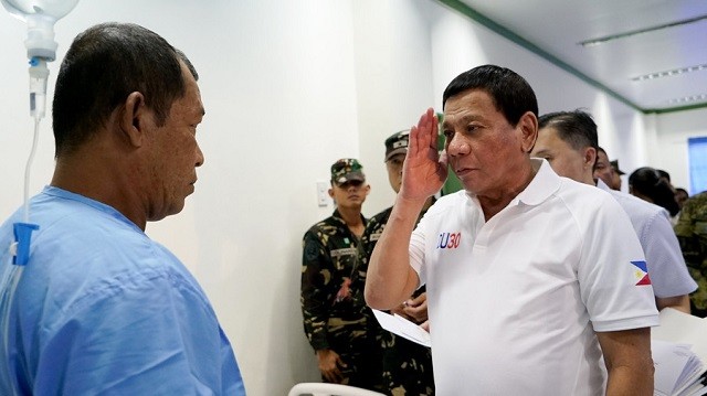 Tổng thống Philippines Rodrigo Duterte (phải)