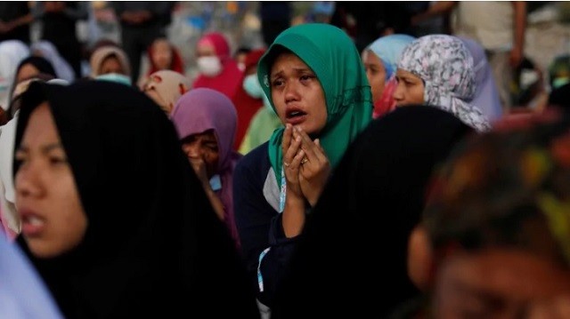 Tín đồ Hồi giáo Indonesia cầu nguyện trước biển sau thảm họa kép